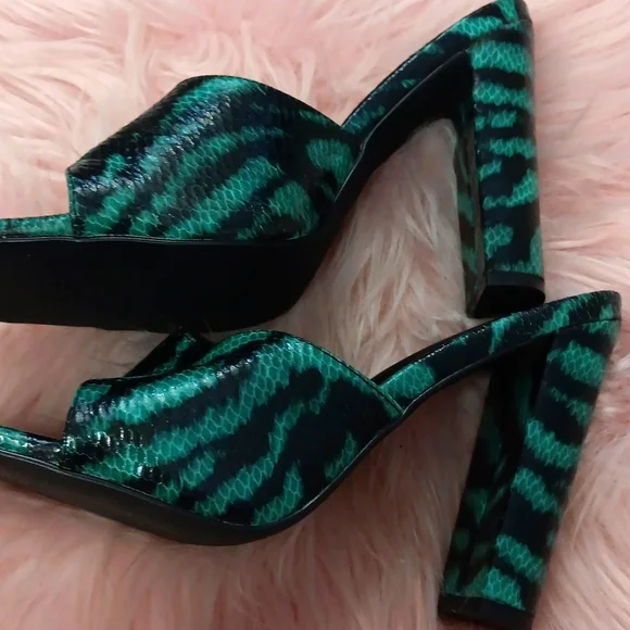 ALMOST!! BRAND NEW FASHION NOVA FAUX CROC MULES-6.5 - Picture 6 of 8